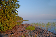Большие плоские камни на берегах озера - следы ледникового периода.