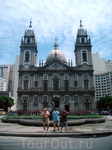 Церковь Ла Канделария (1775, архитектор Ф. Ж. Рошио и др.) – копия собора в Риме, один из самых ярких представителей архитектуры колониального периода в Рио-де-Жанейро.