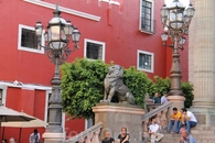 Бронзовые львы украшают лестницу Театра Хуарес