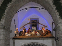 На стене Ратуши на нише устроен Рождественский вертеп - яркий и пестрый.