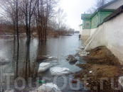 Вода у стен Мирожского монастыря.