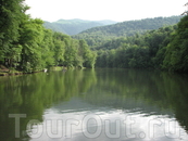 Ключевое озеро Парзлич находится в Дилижанском заповеднике в 10 км от г. Дилижан на высоте 1400 м. До него можно добраться на обычной машине.