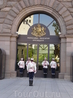 Смена почетного караула у Президентского дворца.