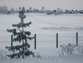 Зима в Михаило-Клопском монастыре. Вид на другой берег озера (оно под снегом)