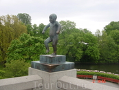 Густав Вигеланд разместил в парке Фрогнер 212 своих скульптур. "Сердитый мальчик" - символ Осло.