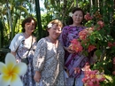 Три сестры под благоухающими цветами в саду орхидей