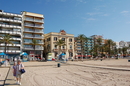 ЛЛорет. вид с пляжа. за желтым зданием (местная мэрия) отель "Метрополь"