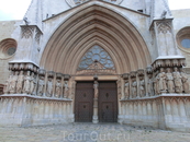 Украшением главного фасада являются фигуры апостолов. При строительстве главного фасада за образец были взяты французские соборы Амьена и Реймса.