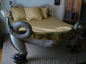Кровать, выкупленная Дали во французском борделе "Ле Шабанэ"