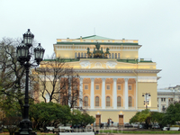 Тур начинается от площади Островского. Изначально площадь носила название Александринской, по располагающемуся здесь театру. С 1923 года она именуется площадью Островского. 

