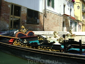 Ассоциецией гондольеров была составлена специальная инструкция для владельцев гондол. Согласно этой директиве, традиционная венецианская лодка должна быть ...