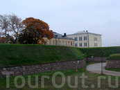 Хамина - город-крепость.
Крепостные сооружения в Хамине построил шведский генерал Аксель фон Лёвен в 1720-х годах. Выступающие углы крепостных стен представляли ...