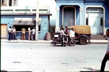 Кубинские полицейские в отполированных сапогах на мотоциклах поражали наше детское воображение