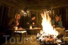 Ужин в национальном саамском ресторане Storgammen Restaurant в Карашке. Губерния Финнмарк, Северная Норвегия. 
Foto: Terje Rakke/Nordic Life/Innovation ...