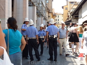втихушку снятая флорентийская полиция. форма едина для всех полов.