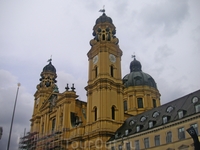 Theatinerkirche напротив Резиденции