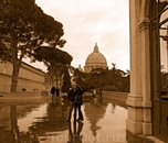 После дождя......... (внутренний дворик перед входом в музей Ватикана)..вид на купол Св.Петра