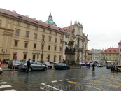 В верхней части Малостранской площади, между Лихтенштейнским дворцом и храмом св. Николая стоит чумной столб, воздвигнутый в 1715 г. в знак благодарности ...