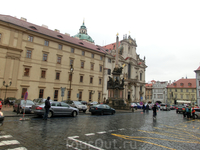 В верхней части Малостранской площади, между Лихтенштейнским дворцом и храмом св. Николая стоит чумной столб, воздвигнутый в 1715 г. в знак благодарности за избавление от эпидемии чумы.