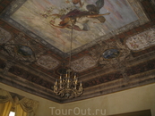 Безумно красивый потолок в отлеле ))