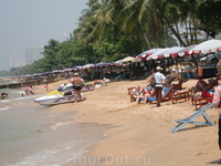 Пляж в обеденное время напротив отеля