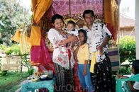 В индонезийской деревне. Сеья Команг Равитри (Мать с отцом и сын)