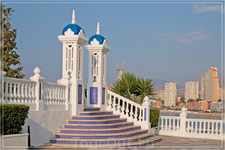 Терраса в арабском стиле на скале в центре города.