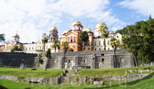 вид на архитектурный комплекс Новоафонского монастыря