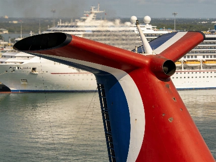 Carnival Venezia перекрасила трубу в цвета флота TourOut