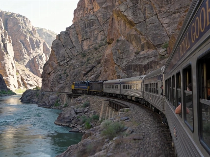 Royal Gorge Route Railroad проходит около 39 км под скалами Колорадо TourOut