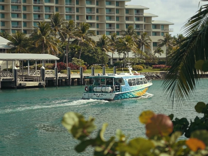 Shangri-La The Marina ведёт гостей к лодкам на Большой Барьерный риф TourOut