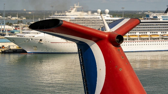 Carnival Venezia перекрасила трубу в цвета флота TourOut